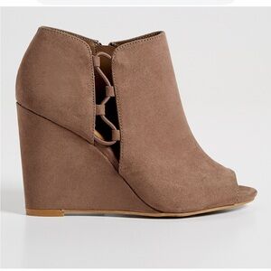 Tan peep toe 3.34” wedge bootie with detailed elastic tied up sides sz 9